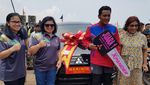 Foto: Kopda Budi Semringah Usai Taklukkan Selat Sunda 9,5 Jam