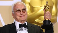 James Ivory mengangkat piala yang dimenangkannya lewat kategori Best Adpated Screenplay. REUTERS/Mike Blake.