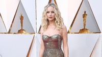 Ia tampil menawan dengan gaun metalik dari Dior. Frazer Harrison/Getty Images.
