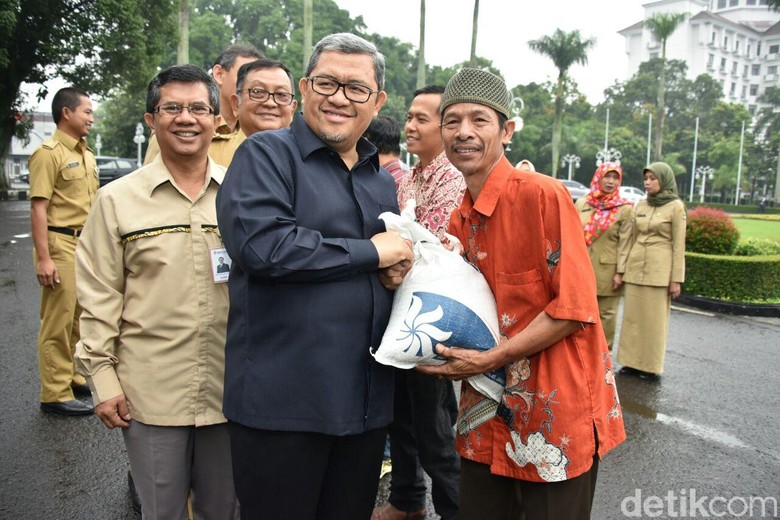 Distribusikan 22 Ribu Ton Rastra, Aher Ingatkan Akurasi Data Distribusikan 22 Ribu Ton Rastra, Aher Ingatkan Akurasi Data