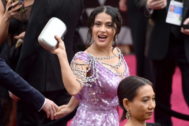 Tidak ketinggalan clutch berwarna silver.  (Foto: Getty Images)