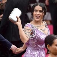 Tidak ketinggalan clutch berwarna silver.  (Foto: Getty Images)