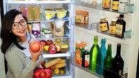Mejeng di depan lemari es, Marinka memamerkan beberapa buah apel segar yang siap jadi santapannya. Eits, ketahuan deh isi kulkas Chef Marinka. Foto: instagram