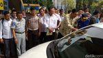 Duet Luhut-Budi Karya Bagi-bagi Brosur di Tol Bekasi