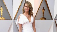 Laura Dern datang seorang diri di ajang penghargaan tertinggi tersebut. Frazer Harrison/Getty Images.