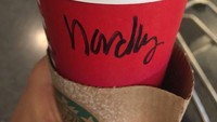 Anda pasti tahu nama pemain sepak bola wanita asal Amerika yang punya banyak prestasi. Ya, Carli Lloyd! Ini nama yang didapat Carli saat membeli secangkir kopi di Starbucks. Nardley adalah yang terbaru, tulis Carli di laman Instagram pribadinya. Foto: Istimewa