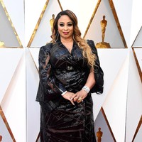 Efek shimmering pada gaun yang dikenakan penyanyi dan penulis lagu Taura Stinso, tak berhasil membuatnya berkilau. Efek shimmering, tekstur busananya, dan anting yang ia pakai membuat tubuh Taura terlihat lebih besar dari aslinya.  Foto: Frazer Harrison/Getty Images