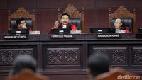 Letjen TNI (Pur) Kiki Syahnakri bersama Peneliti Ekonomi Kerakyatan AM Putut Prabantoro sebagai pemohon beranggapan bahwa tertulis pada Pasal 2 (1) huruf a dan b UU 19/2003 maksud dan tujuan pendirian BUMN adalah pertama memberikan sumbangan bagi perkembangan perekonomian nasioanl pada umumnya dan penerimaan Negara pada khususnya, kedua mengejar keuntungan.