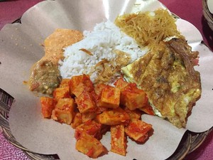 Gurih Mantap Nasi Uduk Betawi dengan Lauk Komplet