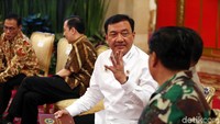 Kepala BIN Budi Gunawan berbincang dengan Kapolri Jenderal Tito Karnavian sebelum rapat.
