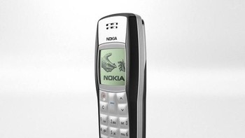 Nokia 1100 memiliki layar monochrome dengan keyboard bergaya candy bar. Salah satu keungguannya adalah dari keaweran baterainya yang mencapai 400 jam di mode stand-by. (foto: Gizbot)