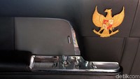 Terdapat logo burung Garuda dalam bagian dalamnya.