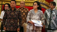 Menteri Keuangan Sri Mulyani juga hadir. Dia duduk di samping Kepala Staf Kepresidenan Moeldoko.