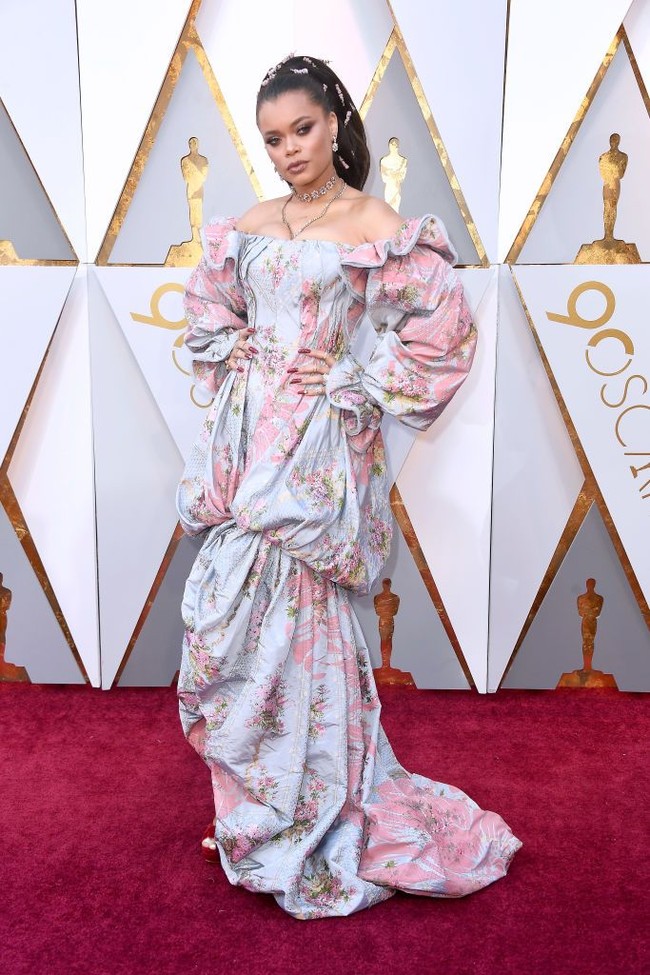 Penyanyi Andra Day menunjukkan sisi glamornya di karpet merah Oscars, Minggu (4/3/2018), dalam balutan gaun off-shoulder bermotif floral rancangan Zac Posen. (Foto: Frazer Harrison/Getty Images)