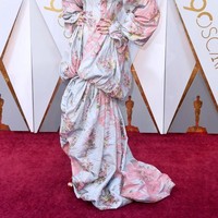 Penyanyi Andra Day menunjukkan sisi glamornya di karpet merah Oscars, Minggu (4/3/2018), dalam balutan gaun off-shoulder bermotif floral rancangan Zac Posen. (Foto: Frazer Harrison/Getty Images)