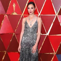Saat Gal Gadot pertama kali diumumkan sebagai pemeran Wonder Woman pada 2015, ia dikritik tidak pantas mendapatkan peran itu, karena tubuhnya yang terlalu kurus. Tapi aktris Israel ini tak ambil pusing. Mereka bilang aku terlalu kurus dan payudaraku terlalu kecil... kepalaku terlalu besar dan tubuhku seperti gagang sapu. Aku santai-santai saja. Itu hanya pepesan kosong, ujarnya. Foto: Kevork Djansezian/Getty Images