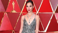 Gal Gadot menyedot perhatian dengan dress ombrenya tersebut. Kevork Djansezian/Getty Images.