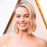 Eyeshadow silver, lipstik nude membuat penampilan Margot Robbie tampak menjadi fresh dan glowy. Jika ingin mendapatkan kesan yang sama, kamu bisa meniru penampilannya tersebut.  Foto: Getty Images