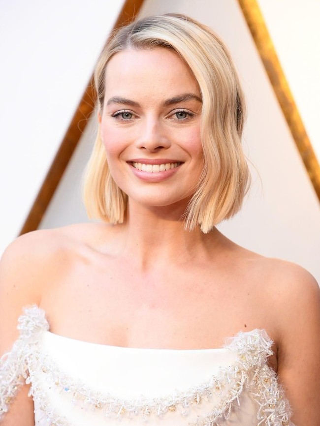 Eyeshadow silver, lipstik nude membuat penampilan Margot Robbie tampak menjadi fresh dan glowy. Jika ingin mendapatkan kesan yang sama, kamu bisa meniru penampilannya tersebut.  Foto: Getty Images