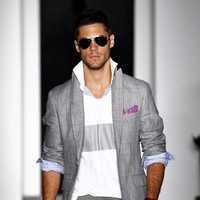 Kerah kemeja atau polo shirt yang ditinggikan memang sempat tren di awal 2000. Tapi kalau bergaya seperti itu sekarang, kamu akan terlihat aneh dan tidak rapi. Foto: istimewa