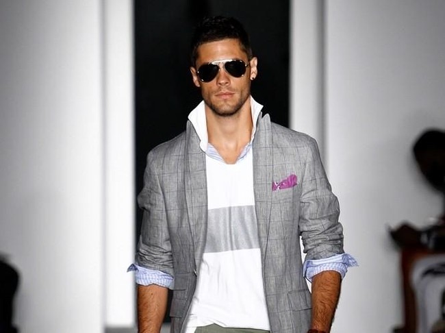 Kerah kemeja atau polo shirt yang ditinggikan memang sempat tren di awal 2000. Tapi kalau bergaya seperti itu sekarang, kamu akan terlihat aneh dan tidak rapi. Foto: istimewa