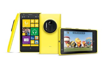 Kemudian ada juga Nokia Lumia 1020. Ponsel ini memiliki keunggulan di sisi kameranya. (foto: The Verge)