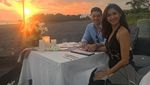 Hot Daddy, Ini 10 Potret Kebersamaan Andrew White dengan Istri dan Anaknya Saat Makan