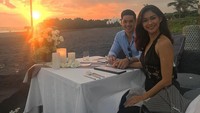Merayakan anniversary ke 10 tahun, pasangan romantis ini terlihat sedang ingin menikmati makan malam dipinggir pantai sambil menikmati sunset.  Foto: Instagram @andrew.white._