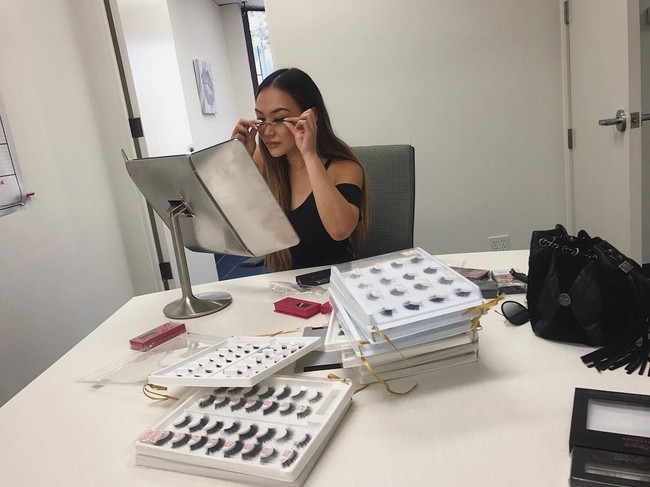 Dorothy Wang bukan sekadar anak yang menikmati kekayaan orangtuanya. Dia juga merintis bisnis perhiasan yang kini sukses. Bisnis perhiasan dengan label #Fabuluxe itu menghadirkan kalung dengan warna emas dan perak yang dijualnya dengan harga antara US$ 28 hingga US$32 atau setara dengan Rp 366 ribu hingga Rp 420 ribuan. Selain bisnis perhiasan, dia juga mencoba berbisnis dengan brand lainnya, seperti brand bulu mata. Foto: Instagram