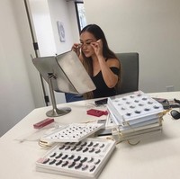 Dorothy Wang bukan sekadar anak yang menikmati kekayaan orangtuanya. Dia juga merintis bisnis perhiasan yang kini sukses. Bisnis perhiasan dengan label #Fabuluxe itu menghadirkan kalung dengan warna emas dan perak yang dijualnya dengan harga antara US$ 28 hingga US$32 atau setara dengan Rp 366 ribu hingga Rp 420 ribuan. Selain bisnis perhiasan, dia juga mencoba berbisnis dengan brand lainnya, seperti brand bulu mata. Foto: Instagram