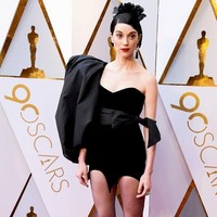 Penampilan penyanyi indie St. Vincent juga cukup membuat kening berkerut. Aksen di lengannya, potongan akhir di bagian bawah busananya, dan gaya rambutnya memiliki harmonisasi yang membingungkan. Foto: Getty Images