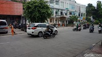 Pada saat itu masih ada banyak orang yang berada di pinggiran Jl Kemang Raya. Mereka dikagetkan kedatangan geng motor dari arah utara yang melakukan perusakan. Geng motor merusak motor yang terparkir di tepi jalan.
