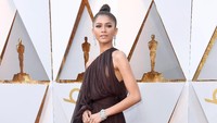 Zendaya membuat pria melirik ke arahnya kala tampil dengan gaun berwarna coklat. Frazer Harrison/Getty Images.
