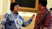 Menteri Lingkungan Hidup dan Kehutanan Siti Nurbaya berbincang dengan Menteri Pertanian Amran Sulaiman sebelum rapat.