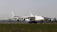 Pesawat ini juga pernah mengangkut muatan terpanjang berupa turbin sepanjang 42 meter. Hal itu cukup bikin kita tercengang bukan? (CNN Travel)