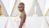 Danai Gurira, bintang Black Panther juga tak kalah mempesona dengan gaun putih menyapu lantainya. Frazer Harrison/Getty Images.