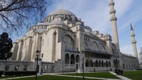 Masjid Suleymaniye didirikan di atas bukit di Istanbul, Turki pada masa pemerintahan Sultan Suleyman I. Pembangunan dimulai sekitar tahun 1550 dan selesai tahun 1557 (Kurnia/detikTravel)