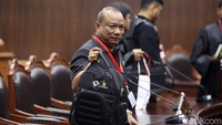 Apabila BUMN bertransformasi menjadi persero, perusahaan tersebut tidak mungkin lagi meletakkan tujuan kemanfaatan umum sebagai tujuan utama.