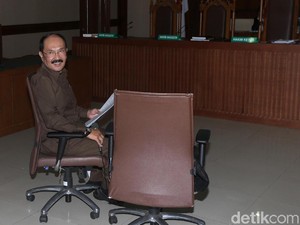 Makan Lele di Tahanan, Fredrich: Lele Itu Dibesarkan dari Sampah