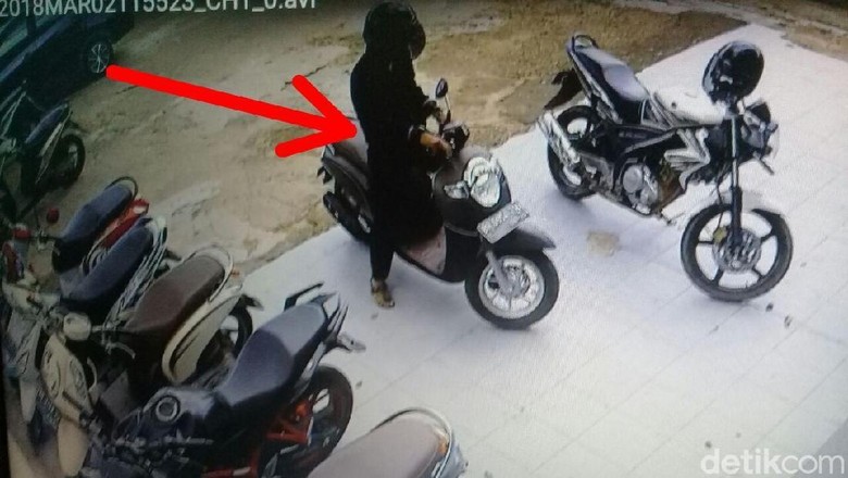 Aksi Pencuri Motor  di Jambi  Terekam CCTV Polisi Buru Pelaku