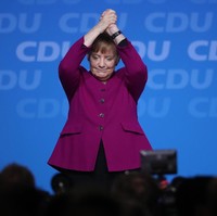 Angela Merkel menoreh sejarah dunia sebagai perempuan pertama yang ditunjuk sebagai kanselir Jerman. Terpilih pada pemilihan 2005, Angela hingga kini masih dipercaya untuk memegang jabatan tertinggi di pemerintahan Jerman tersebut. (Foto: Getty Images)