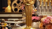 Sekitar 7 jam lalu, Chef Wolfgang Puck melalui Instagramnya mengunggah foto cokelat Oscar yang ikonik ini. Bersiap untuk red carpet dan Governors Ball malam ini. Cokelat yang dilapisi emas ini mungkin saja akan mencuri show, tulis Chef Wolfgang. Foto: Instagram chefwolfgangpuck