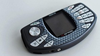 Nokia N-Gage dikenal di kalangan gamer mobile dengan spesifikasi internal 3,4 MB, OS Symbian, CPU 104 MHz, baterai hingga 200 jam standy-by, dan layar 2,1 inch. (foto: The Drum)