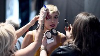 Greta Gerwig tampak dimakeup sebelum harus membacakan nominasi. Matt Sayles/A.M.P.A.S via Getty Images.