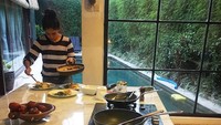 Dinner time!!!, tulis Andrew White dalam keterangan fotonya. Terlihat sang istri sedang membuat sajian makan malam berupa ikan, mashed potato dan French beans. Foto: Instagram @andrew.white._