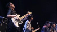 Di lagu Dansa Yok Dansa, penonton sontak berdiri dan bergoyang mengikuti irama. Foto: Hanif Hawari
