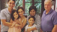 Di ulang tahun Sarah, anak kedua Andrew White dan Nana Mirdad yang ke 6 tahun. Mereka sekeluarga juga berfoto dengan kue ulang tahun.  Foto: Instagram @andrew.white._
