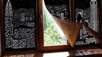 Tirai hitam ini memberi kesan seolah-olah Anda tinggal di lantai tertinggi gedung pencakar langit. Istimewa/Boredpanda.