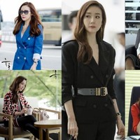 Gaya busana yang paling membuat seorang wanita terlihat kaya dan berwibawa di drama korea adalah setelan formal. Seperti yang dikenakan Choi Ji Woo di serial Tempation. Karakter Yoo Seyoung semakin kuat dengan busana kerja yang sophistiicated. Foto: Soompi