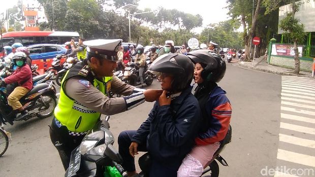 Ini 'Kampanye' Polisi: 'Ojo Nyetel Lagu Banter-Banter Pas Nyetir'